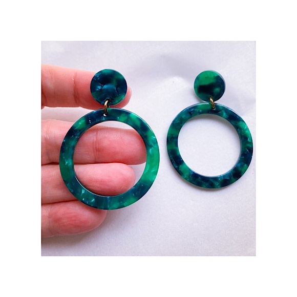 Round Hoop Earrings Acrylic Resin Pierced NWOT - Picture 3 of 7